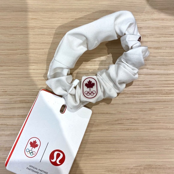 Lululemon x Team Canada Uplifting Scrunchie White - Picture 2 of 3